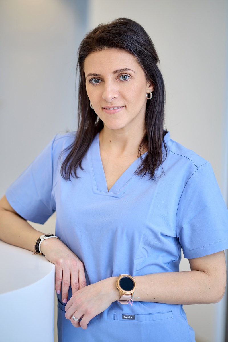 Flavia, zahnmedizinische Assistentin im Zahnzentrum Schumanngasse, sorgt für professionelle Betreuung und Pflege in Wien 1170.